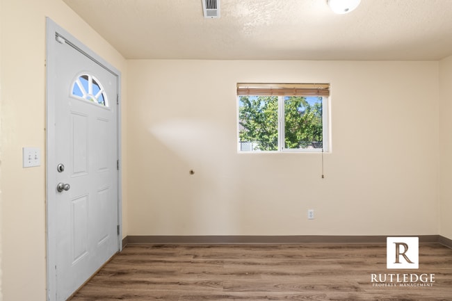 Building Photo - 3 Bedroom House in Central Point!
