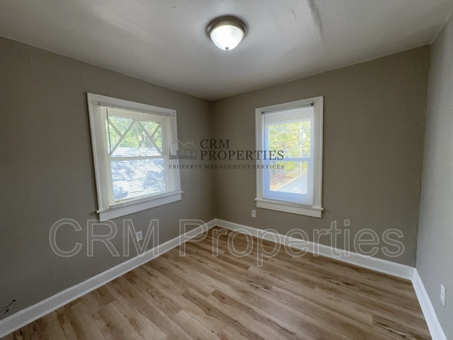 Building Photo - 301.5 N Temple Ave