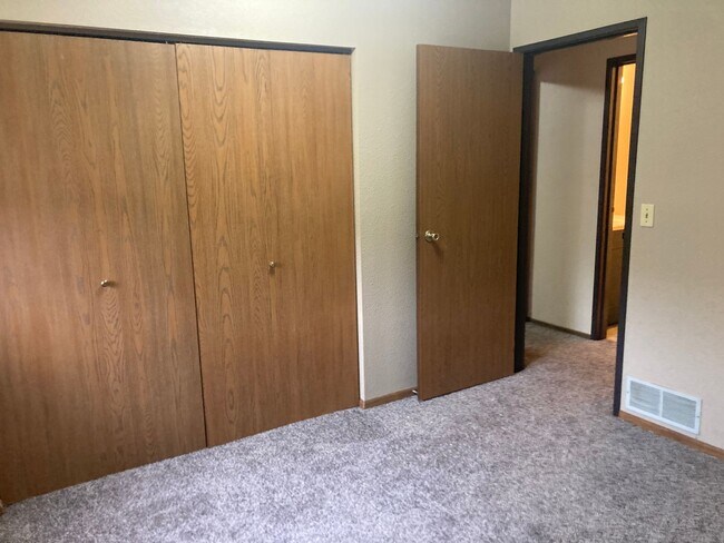 Building Photo - 1727 N Grandview Ln