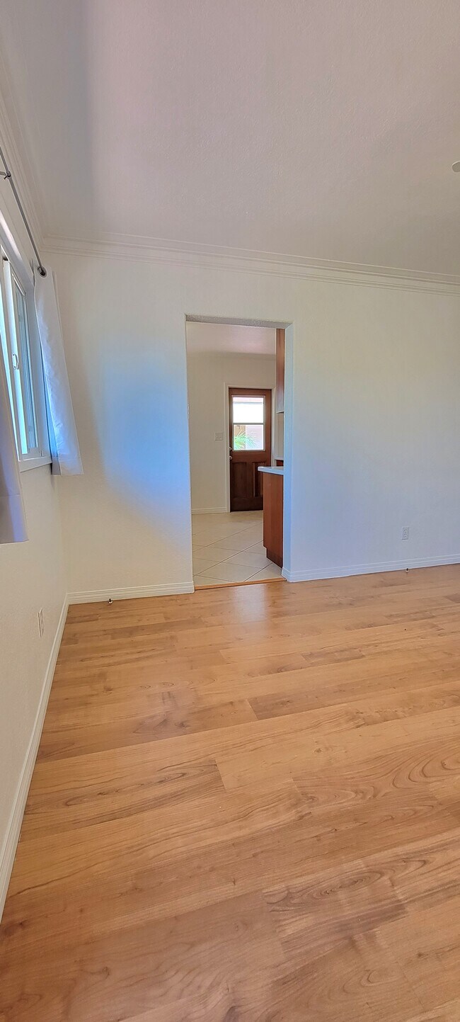 Building Photo - 6216 Stanley Ave