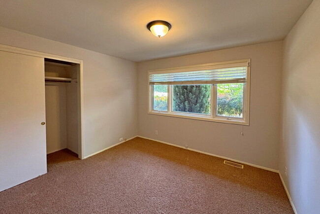 Building Photo - 10632 NE 47th Pl