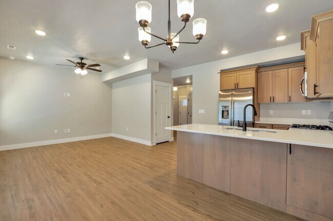 Building Photo - Stunning 3 Bed - 2.5 Bath Townhome in Amazing Layton Location! Available on NOW!