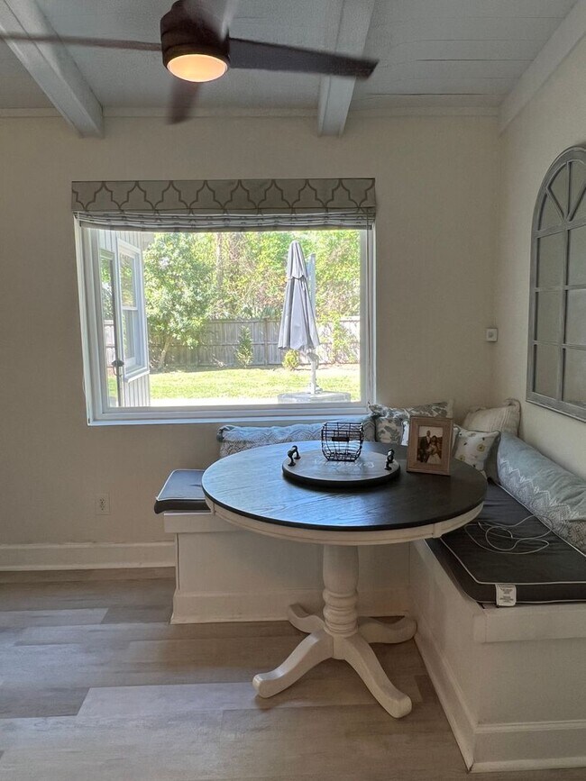 Building Photo - Updated Old Woodlands Plantation Home with Fenced Yard