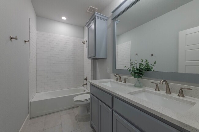 Building Photo - Dreamy Townhome!