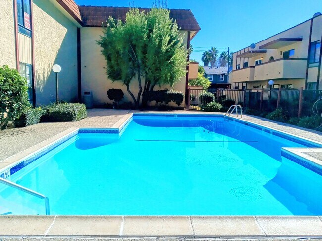 Building Photo - Refurbished Second Floor 1bd Condo With Pool & In-unit Laundry