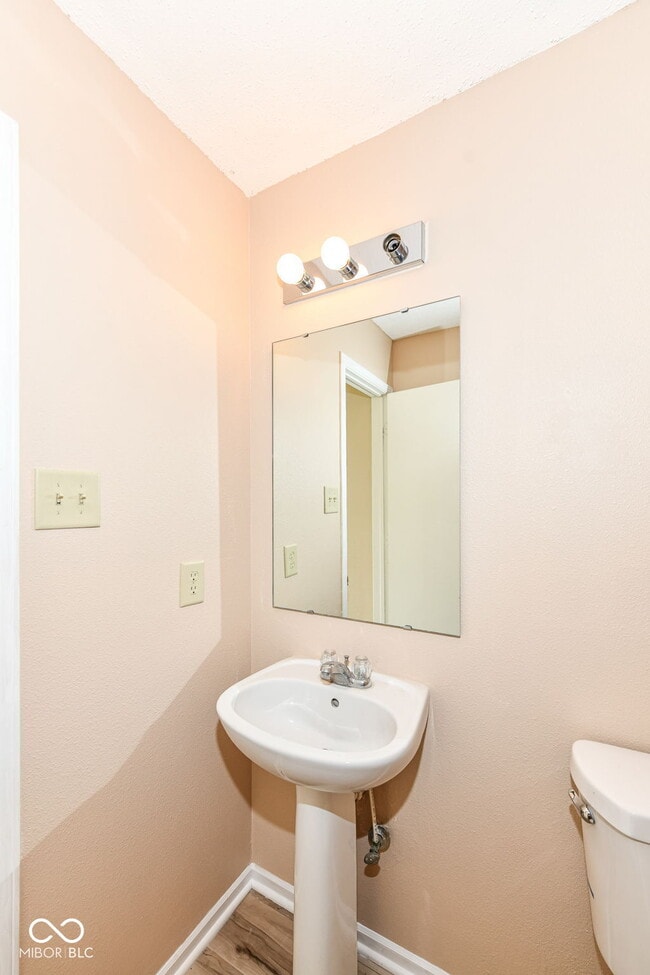 Building Photo - 1155 Redwood Dr