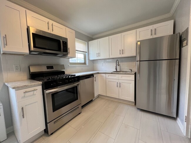 Building Photo - Murray Hill Gardens: Your Perfect Home Awaits!