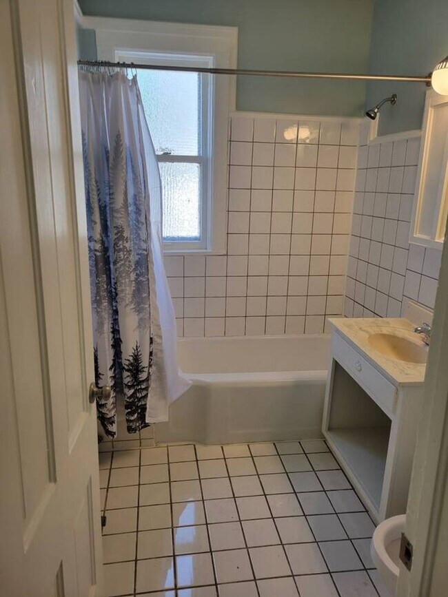 Building Photo - Newly Renovated 3-Bedroom Upper Flat Near ...
