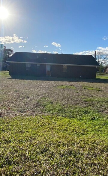 Large Backyard - 100 Belle Cir