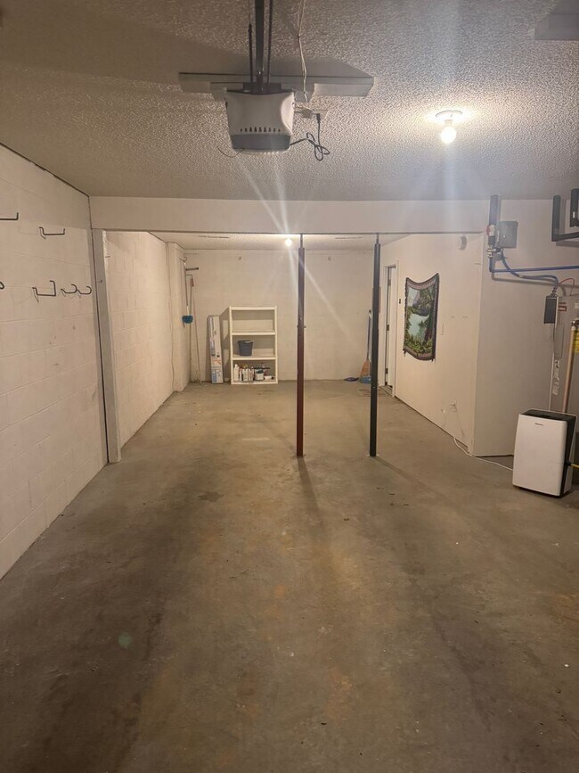 Building Photo - Updated Townhouse In Hunter Hills