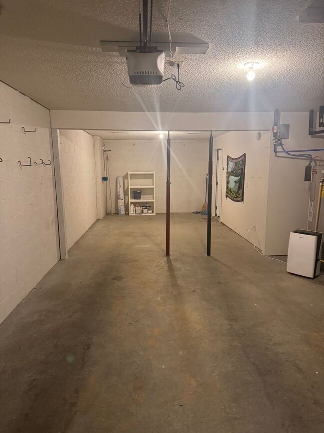 Building Photo - Updated Townhouse In Hunter Hills