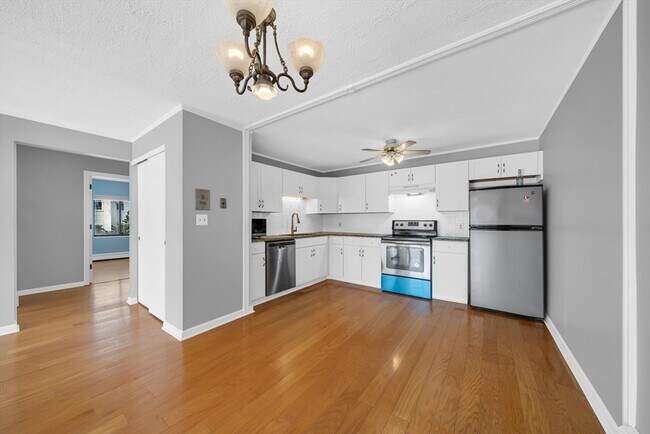 Building Photo - 27 Alpine St