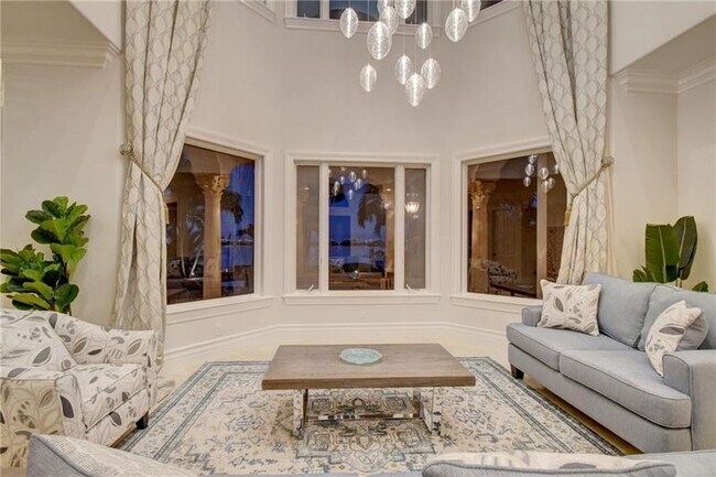 Building Photo - 1320 S Lakeside Dr