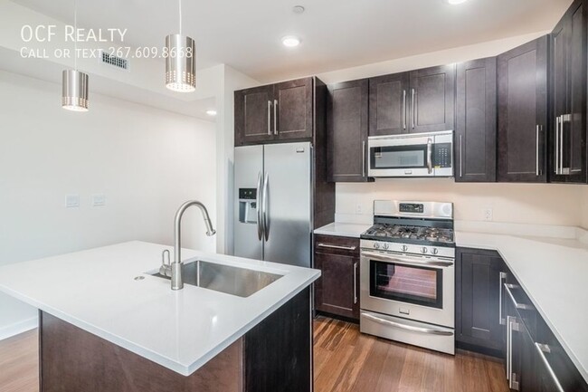 Building Photo - Large Modern Queen Village Three Bedroom /...