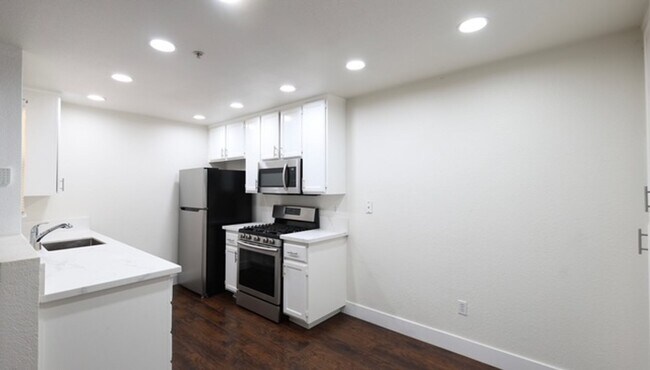 Building Photo - Very Nice 2 Bedroom and 2 Bathroom Apartment $2,450 + $125.00 WSG