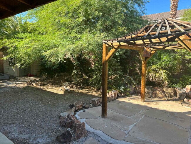 Building Photo - 205 Valare St