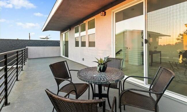 Building Photo - Modern 2 Bed, 2 Bath Bay Park Gem with Exp...