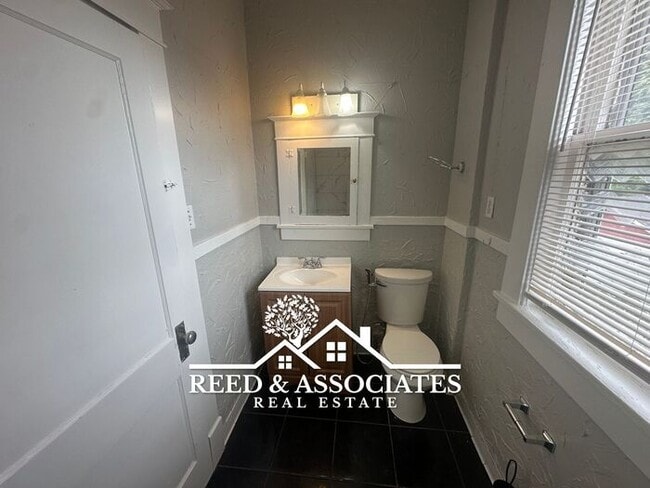 Building Photo - 3 Bedroom in Midtown!