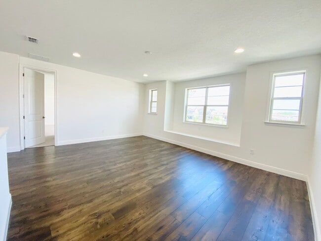 Building Photo - Luxury house for rent
