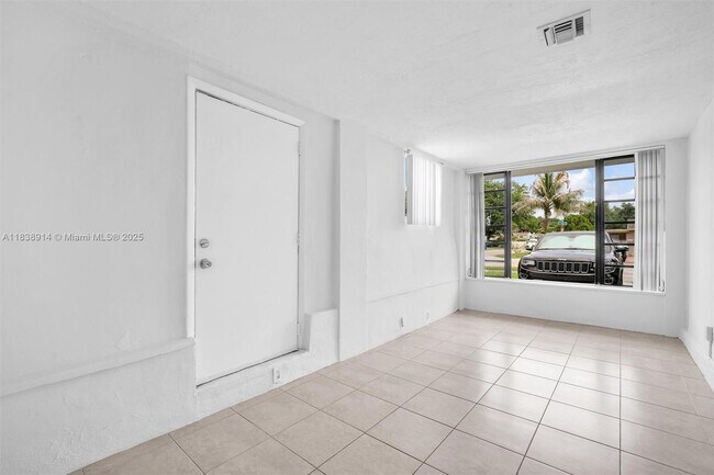 Building Photo - 1050 NE 156th St