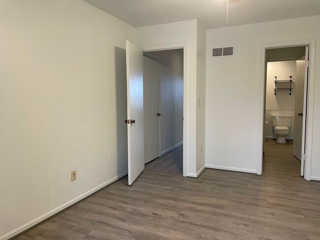 Building Photo - {12901} Spacious Townhome with a 1 car garage & full basement