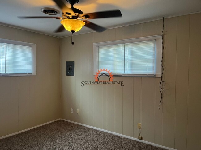 Building Photo - Spacious 3 bedrooms 1.5 baths home with 1 ...