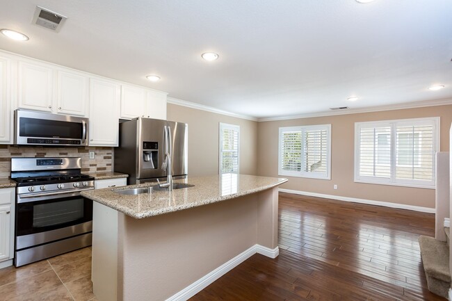 Building Photo - Townhome in Carmel Valley