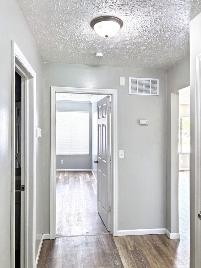 Building Photo - 5760 Ponderosa Dr