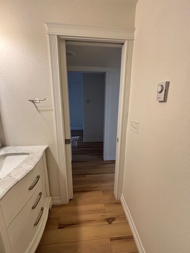 Building Photo - 4 Bedroom 3.5 Bath Townhouse Near Dell Range Blvd.