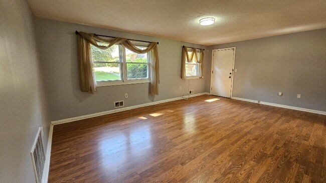 Building Photo - 342 Dunfey Ln