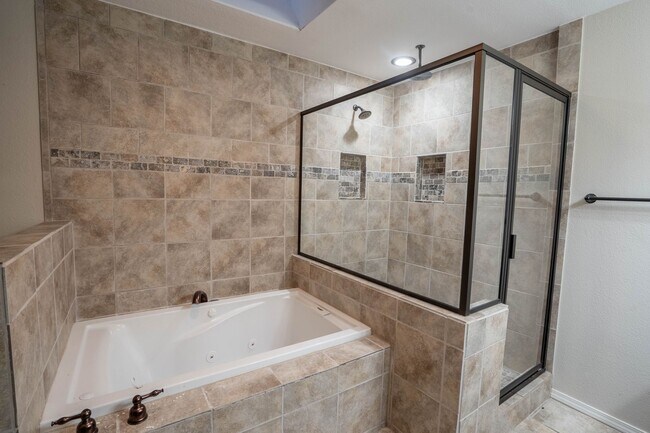 Building Photo - 4 Bed | 3 Bath in Central Tulsa!