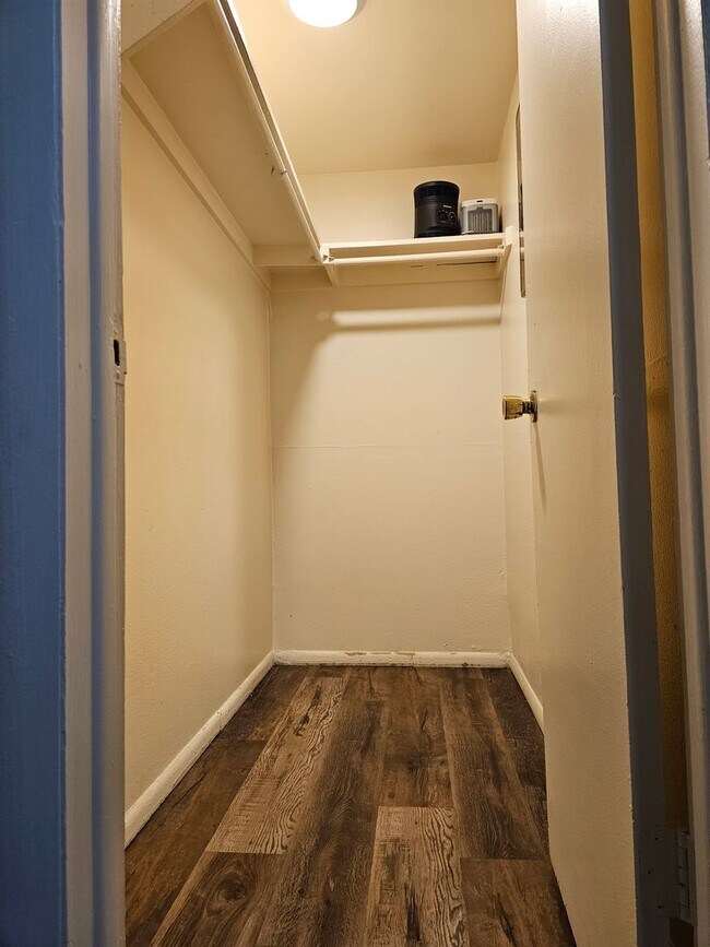 Building Photo - Price reduced!!-Cozy 1 bedroom garden leve...