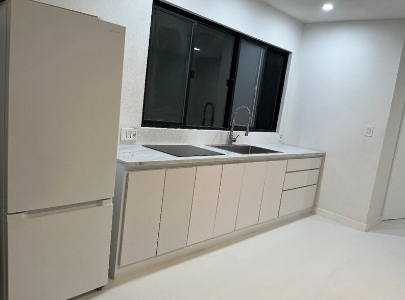 Building Photo - 365 Morrison Canyon Rd