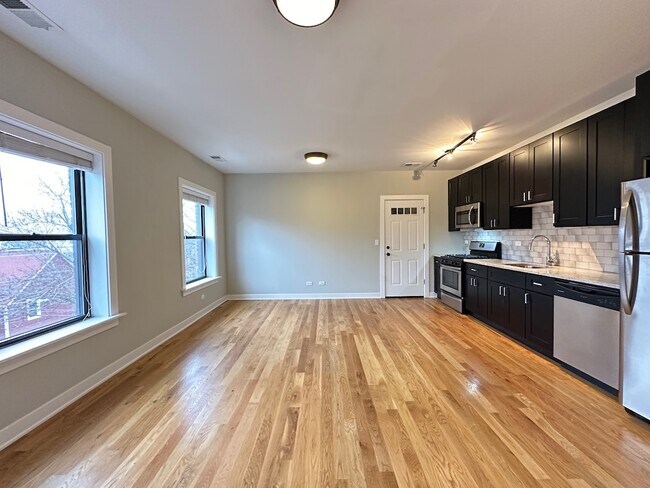 Building Photo - 2208 W Eastwood Ave