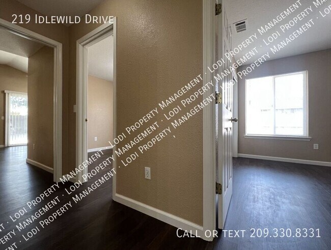 Building Photo - 219 Idlewild Dr