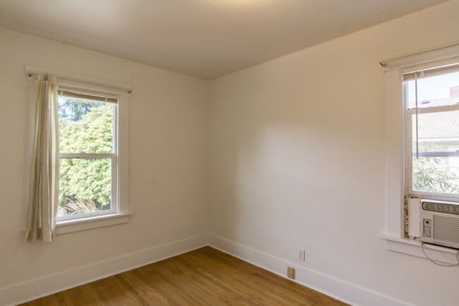 Building Photo - 2Bd/1Ba Seattle House
