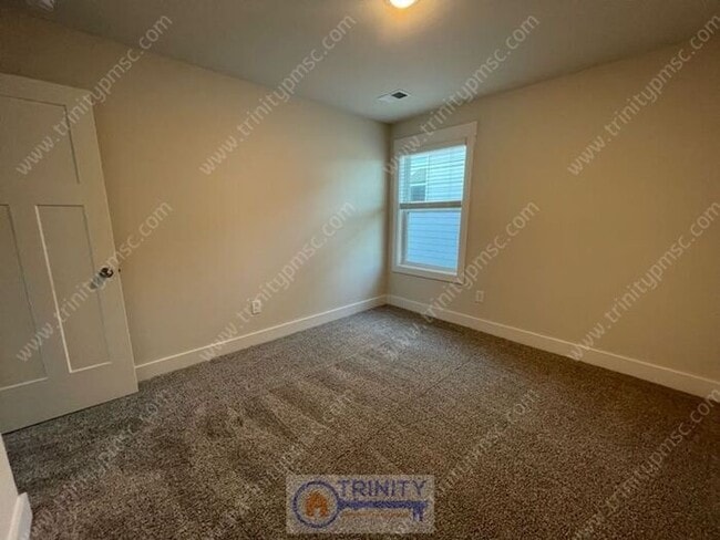 Building Photo - Beautiful and spacious! Ready for move in!