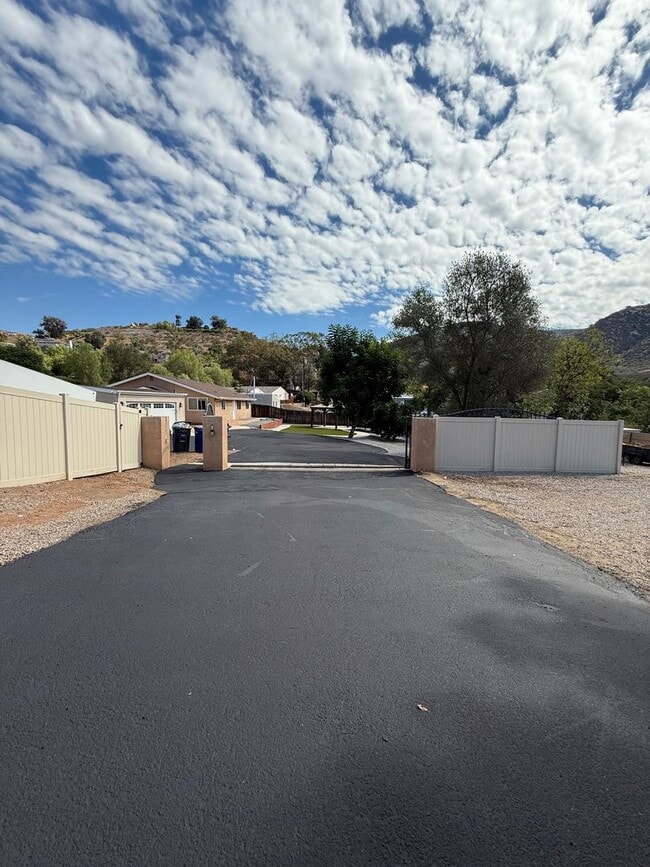 Building Photo - Beautiful 3 Bedroom 2 bath home in well de...