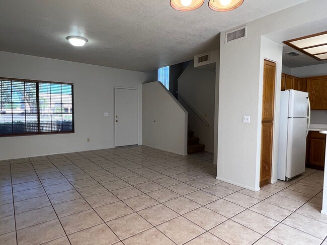 Building Photo - Chandler Townhouse 2 Bed & 1.5 Bath - 2 Story w/New Carpeting Full Size Washer/Dryer
