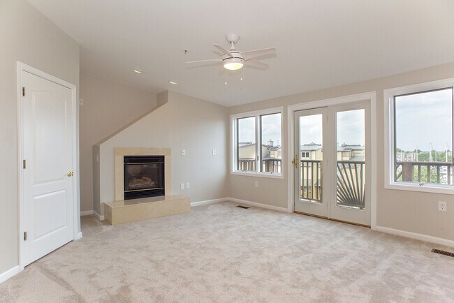 Building Photo - Townhome in the desired Chesapeake Harbour!!!