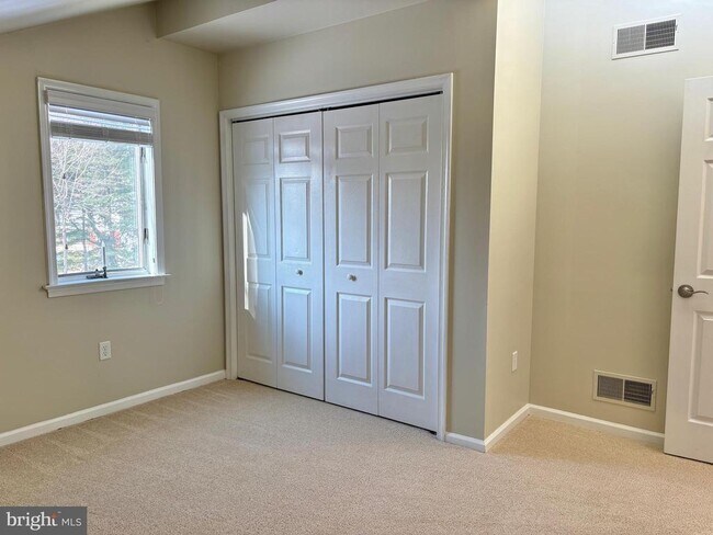 Building Photo - 498 Dean Dr