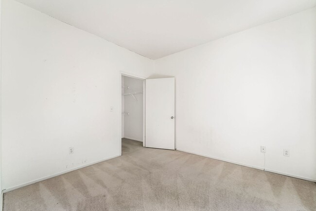 Building Photo - Cute 2 Bedroom Condo!