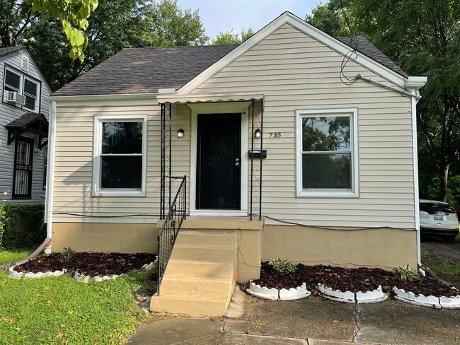 Building Photo - Beautifully renovated 3 bedroom house!