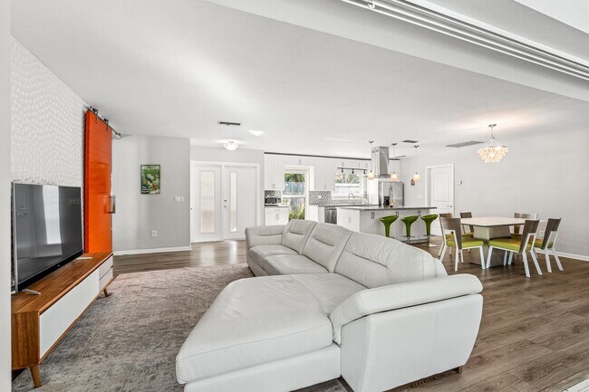 Building Photo - Single Family home on quiet street steps from the Intracoastal and Dining