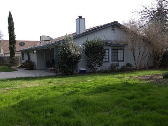 Building Photo - Spacious Home Between Redding and Anderson