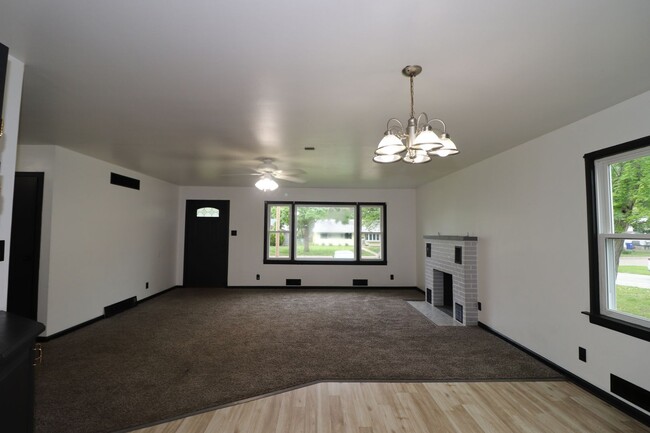 Building Photo - Spacious home for rent!
