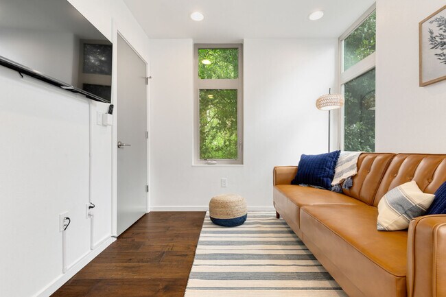 Building Photo - 913 10th Ave E