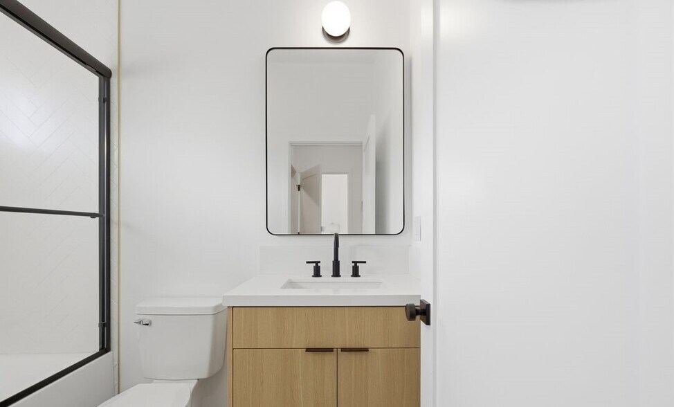 Building Photo - 2835 S Redondo Blvd