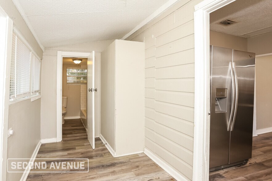 Building Photo - 2011 W 15th St