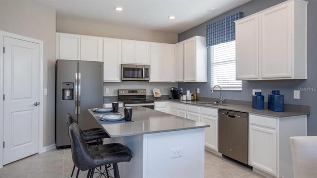 Building Photo - 643 Grove St